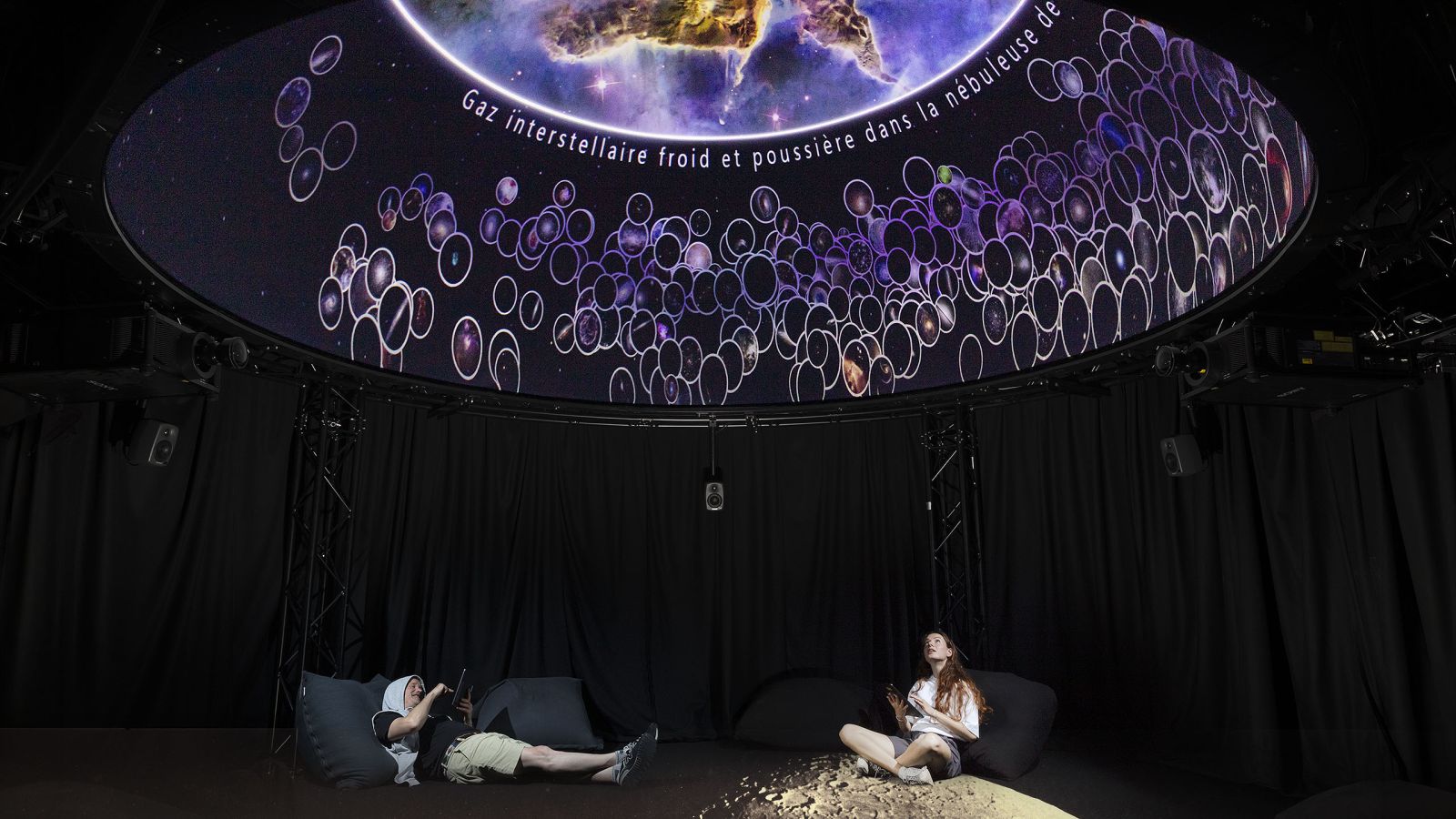 Des étoiles aux atomes